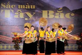 សម្រស់ទេសភាពចម្រុះនៃបណ្តាខេត្តភាគពាយ័ព្យរបស់វៀតណាមបង្អួតនៅទីក្រុងហាណូយ។